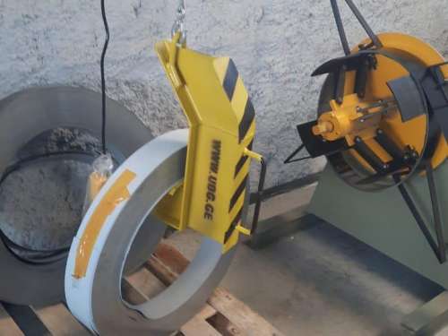 Lifting Device for Metal Rolls